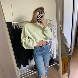 Jeans  - Säljer dessa slitna jeans från Gina i stl 36 och säljer dem då de inte kommer till användning, köpare står för frakt 