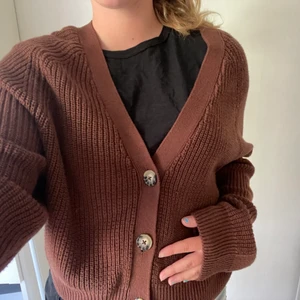 Brun kofta - Superfin stickad brun kofta. Aldrig använd!🤍