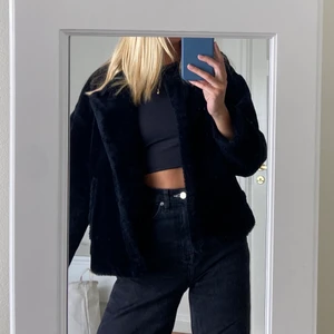Fakefur jacka - Denna svarta, mysiga fakefur jackan är från Zara. Jag bär storlek L och skulle säga att den är liten för att va just L. Använd ytterst få gånger. Kunden betalar frakt utöver det angivna priset🤎