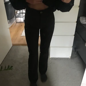Kostymbyxor från venderbys  - Säljer dessa snygga svarta kostymbyxor från venderbys🖤otroligt snygg passform! Använda flitigt, därför lite noppriga undertill vid skrevet men inget som syns. Säljs pågrund av att dem inte används längre och att jag har ett par andra som jag väljer före dessa! 