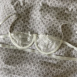 Vit bh/Bralette  - Populär spets bh/bralette som jag endast har testat! Från shein 🤍  70 kr + frakt 🥰 kontakta mig vid frågor, exempel om storlek❤️