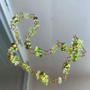 HALSBAND - Handgjort halsband, av metall och gröna pärlor🌟  spännet är försilvrat, och frakten ingår i priset🤝 __________________________________________  Checka min profil, finns massvis med smycken för bra priser❣️ hör av dig med frågor, kan även customiza så du får vad du vill ha🙏🤝  __________________________________________