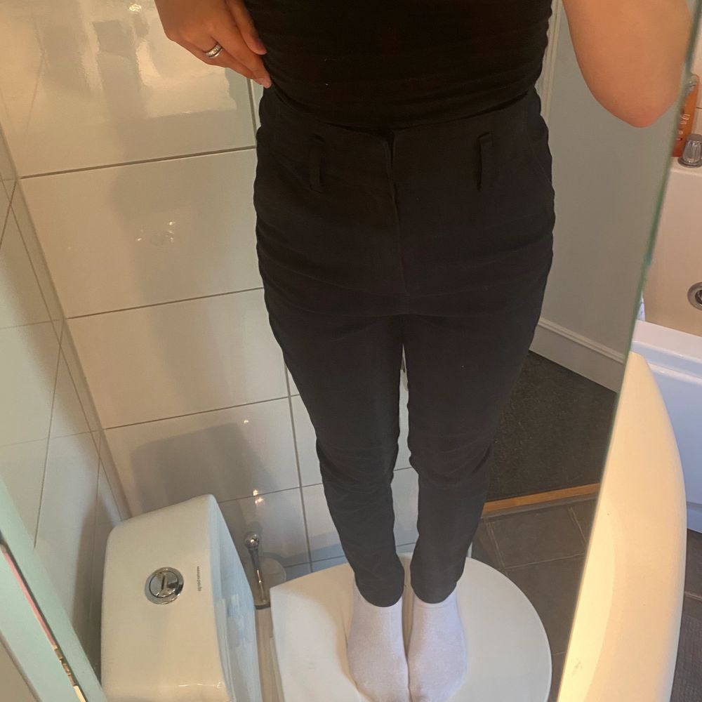 ja säljer mina skit snygga byxor, högmidjade kostymbyxor i jeans material, från divided i storlek 34. köpte dem på plick för ett tag sen och har inte använt dem. säljer dem pågrund av att jag inte får nån användning av dem. jätte fint skick verkligen. lite långa på mig som är 156cm men ingenting jag stör mig på. är inte omöjlig gällande pris. vid frågor, funderingar så är det bara att skriva.. Jeans & Byxor.