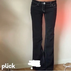 Svarta lågmidjade jeans  - Supersnygga svarta jeans från Esprit köpta här på plick. Säljer då de är lite för korta för mig som är 170. Lånade bilder av tidigare säljare. Köp direkt för 220❤️
