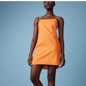 Sommarklänning - Nu säljer jag denna fina sommarklänning i linne material från hm då den inte kommer till användning. Den sitter jättefint på och är väldigt bekväm 