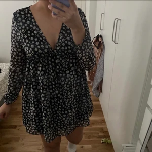 Blommig sommarklänning  - Superfin sommarklänning från HM, köpt förra sommaren men aldrig använd då den tyvärr är för liten. Superfint nyskick! Strl S. 