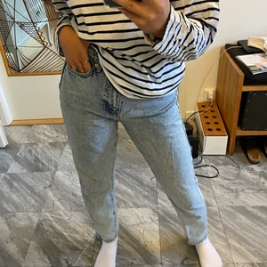 Ginatricot mom jeans - Fina supersköna mom jeans! Storlek 36 och passar S-M (kanske L?). Jag på bilden är ca 160 cm. Frakt: spårbar 66kr ❤️ hör av dig vid frågor eller intresse! Pris kan diskuteras ✨