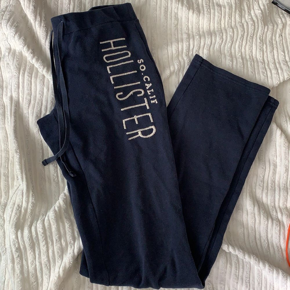 Säljer dessa mjukisbyxor från Hollister då de tyvärr är alldeles för små för mig. Finns en liten defekt på ena knäet vilket endast syns från nära håll!. Jeans & Byxor.