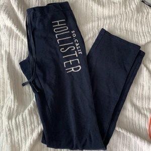 Mjukisbyxor - Säljer dessa mjukisbyxor från Hollister då de tyvärr är alldeles för små för mig. Finns en liten defekt på ena knäet vilket endast syns från nära håll!