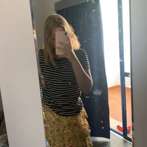 Randig tröja från hm - Jätte fin randig tröja från hm tyvär för liten för vi runt armarna knappt använd 