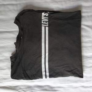 Vintage levis tröja köpt secondhand! Sjukt snygg & oversized. 🫒