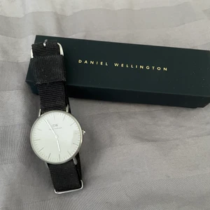 Daniel Wellington - Klocka ifrån Daniel Wellington med tillhörande svart band i använt skick!🖤 Batteri behöver bytas! 400kr+frakt