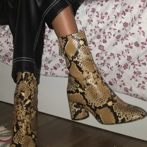 Boots  - Boots i ormskin från zara. Köpare står för frakt❤️