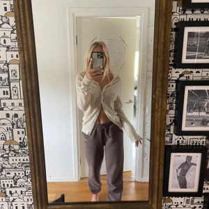 Topp - Sötaste koftan/toppen med pärlor som knappar! Färgen är så himla fin och materialet är så mjukt och lyxigt. Från Esprit, knappt använd. Passar xs-m beroende på hur man vill att den ska sitta. Jag är en xs. 🖤