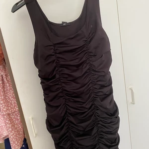 Figursydd scrunch L - Figursydd scrunchig svart klänning som sitter snyggt på kroppen! Väldigt stretchig så passar även mig som S/M, och passade när jag var XL! Bud från 70:-, jag bjuder på frakten 🥰🥰