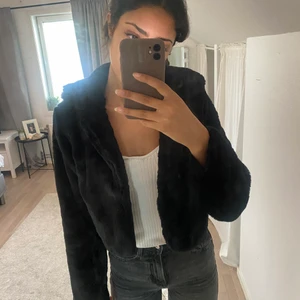Pälsjacka  - Svart pälsjacka från Boohoo, knappt använd. Jag är 173 cm och den sitter bra på mig✨