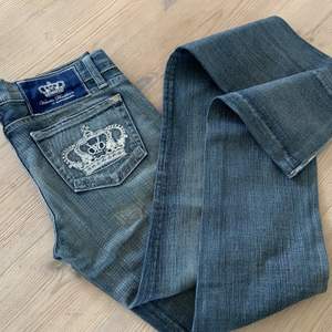 Lågmidjade Victoria Beckham jeans i storlek 25! Jättebra skick och svåra att få tag på så passa på. Har en lagning på höger baksida men det är inget större märkbart.💗