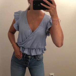 Blå topp från monki - En blå topp från monki, super söt! Använd fåtal gånger så ser som ny ut. Storlek s. Skicka vid intresse, fler frågor och bilder☺️ frakt tillkommer! 