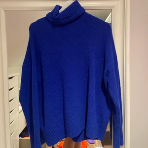 Pretty little thing stickad tröja - Från pretty little thing, nypris 600 men säljer för 100kr, aldrig använd🤗🤗 storlek xs men är väldigt oversized så ja skulle mer säga M, frakt tillkommer på 66kr