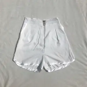 Vintageshorts med sidendetaljer i kanterna och runt fickorna. Knäpps med knappar och gylf fram. Hög midja. Strl XS, passar XXS-XS. För tighta på mig som är XS-S. Se även mina andra annonser, 3 för 2 på allt! 💫 