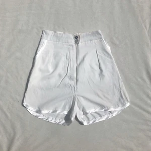 Vintage shorts - Vintageshorts med sidendetaljer i kanterna och runt fickorna. Knäpps med knappar och gylf fram. Hög midja. Strl XS, passar XXS-XS. För tighta på mig som är XS-S. Se även mina andra annonser, 3 för 2 på allt! 💫 