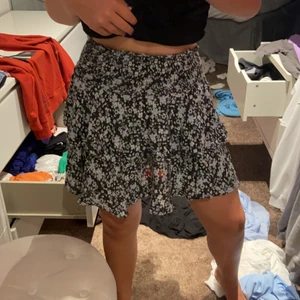 Söt kjol med resår  - Jätte söt kjol köpt på gekås i år, sitter jätte skönt, frakt tillkommer🥰🥰