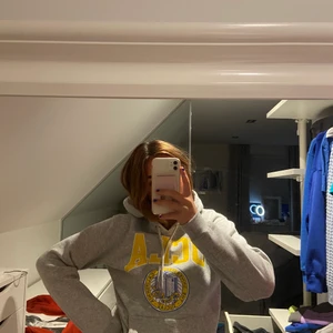 Collage hoodie🥰 - Köpt på hm för några månader sedan, är storlek xs men skulle mer säga en S/M🤗 frakt tillkommer på 66kr🤗