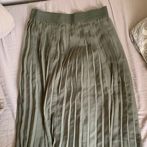 Kjol - Grön Veckad kjol från nakd 