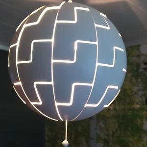 Ikea PS taklampa 35 cm - Vit med turkos insida. 35 cm i diameter. I gott skick! Hämtas gärna men kan även skickas!
