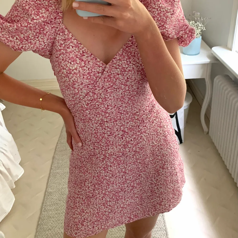 Så fin rosa blommig klänning från & other stories, egentligen är den strl 40 men är lite omsydd i midjan så den passar en 36-38, inget som syns😊 använd väldigt få gånger så klänningen är i väldigt bra skick!!. Klänningar.