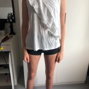 Vitt linne - Knappt använd, väldigt bra skick. Säljer då den inte används. Det är min lillasyster som har på sig den på bilden💕 Köparen står för frakt men kan samfrakta om man vill ha mer.