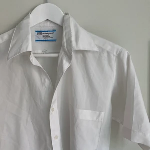 Kortärmad Skjorta Vintage Marketplace - Skitfin kortärmad skjorta från Asos Marketplace. Herrstorlek S, sitter fint oversize på mig som vanligtvis har XS/S. Säljer pga har en liknande, så kommer ej till användning. Glömt ta ner från tradera så bud sker där:https://www.tradera.com/item/483526310