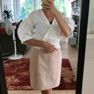 Vit blus med puffärm - En vit blus i ganska tjockt, krispigt bomullstyg. Snygga armar med volym. Omlott framtill och resår under bysten. Inköpt på BikBok, stl XS. 