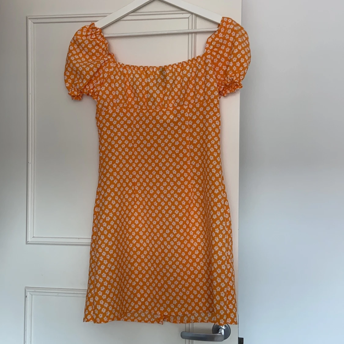 Orange blommig klänning - 90