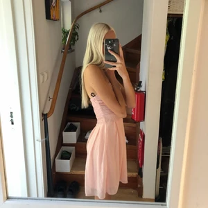 rosa klänning  - storlek xs/s, endast använd en gång!