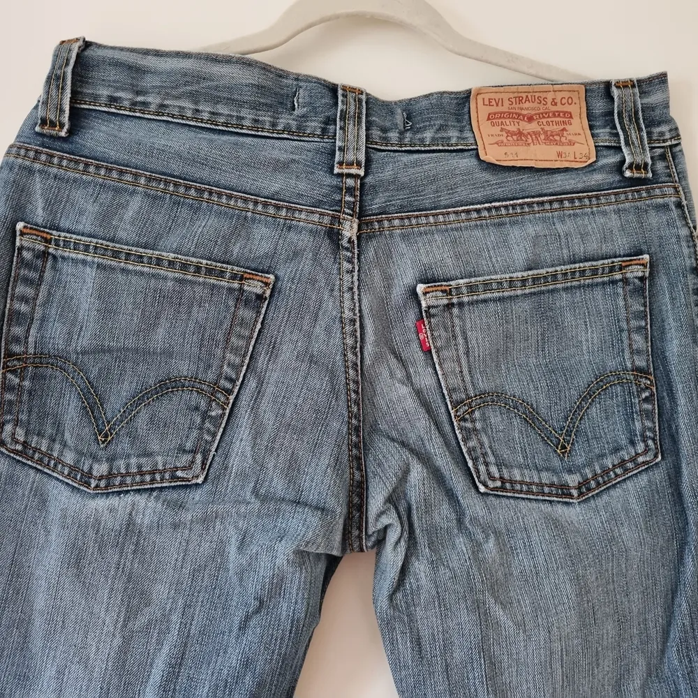 Snygga Levis jeans 511 Vintage, stl W34 L34, fint skick, slitna längst ner på benen/fötterna. . Jeans & Byxor.