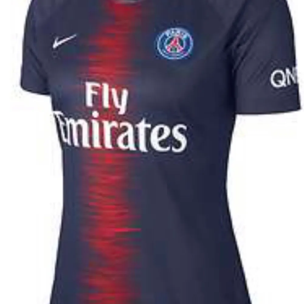 Jag söker detta plag (Nike Paris Saint-Germain Hemmatröja 2018/19, Dam i storlek 34, XXS eller typ 160!🥰❤️❤️❤️ jätteglad om nån kan sälja det för ett billigt pris!🎀💖dela gärna!💞🥰 särskilt om du vet att nån du känner har en sådan!🥰. T-shirts.