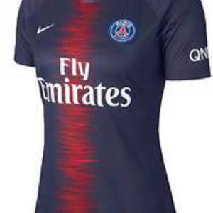 Jag söker detta plag (Nike Paris Saint-Germain Hemmatröja 2018/19, Dam i storlek 34, XXS eller typ 160!🥰❤️❤️❤️ jätteglad om nån kan sälja det för ett billigt pris!🎀💖dela gärna!💞🥰 särskilt om du vet att nån du känner har en sådan!🥰