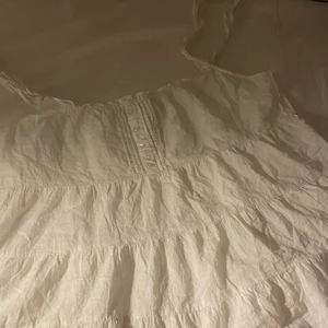 Somrig blus<3  - Säljer denna jättegulliga och somriga blusen, som tyvärr är förstor för mig, som oftast bär S! Den är från ellos och i storlek 38/40! 