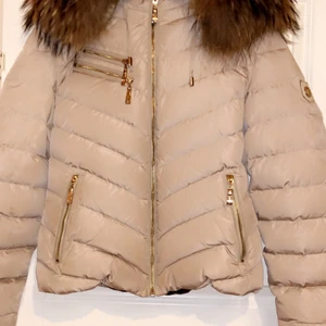Hollies jacka - Säljer en Hollies Chatel Down Jacket - Beige eftersom att längde på jackan inte passade endast använd ett par fåtal gånger. Nypris 2600 Jackan är köpt i butik i Stockholm och kvitto finns till.