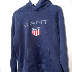 Gant hoodie - Hejsan, säljer min marin blå gant hoodie som köptes för drygt 1 år sedan. Säljer pågrund av att den inte kommer till användning då den inte är min stil längre. Super fin och ser ut som ny, köptes för 799kr säljs för 300kr (köpare står för frakt). Hör av dig vid mer frågor eller bättre bilder.💙
