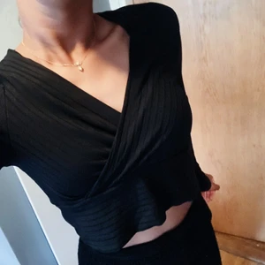 Svart topp - Superfin topp, använder bara inte, helt felfri och i toppskick🤎 pris kan alltid diskuteras