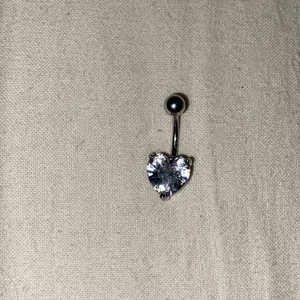 navelpiercing - Super fin oanvänd navelpiercing med form av ett hjärta, observera att det är nickel i den.