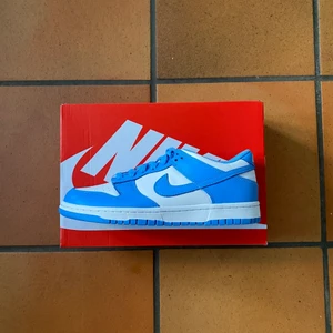 Nike Dunk ”UNC” - Nike dunk unc i size 39 helt nya! Skickas såklart dubbelboxat! Perfekt sko nu för sommaren!