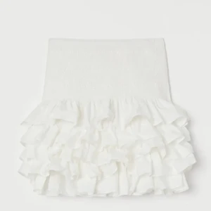 Hm kjol  - Säljer nu denna trendiga Hm kjolen sommar perfekt nu till sommaren!! Den är i storlek xs men skulle även funka i andra storlekar eftersom den är stretchig. Säljer för att jag inte fått någon användning för den❤️om många är intresserade får man buda i kommentarerna, köptes för 400kr +frakt från hemsidan och säljer för 250kr som startpris