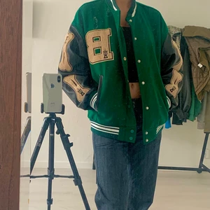 Varsity Jacka - Instressekoll på min varsityjacka från aelfriceden. Strl S men oversize, och använd endast 1 gång, därav är den precis som ny. På hemsidan säljs den just nu för 80 USD men vanligtvis säljs den för 120 USD