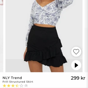 Nelly kjol  - Säljer denna kjolen från Nelly som jag haft på mig 1 gång bara! Storlek S 🍇