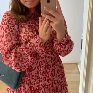 Superfin somrig klänning NAKD - Säljer denna jättefina klänningen från NAKD. Superfin och somrig!! 💕💕💕