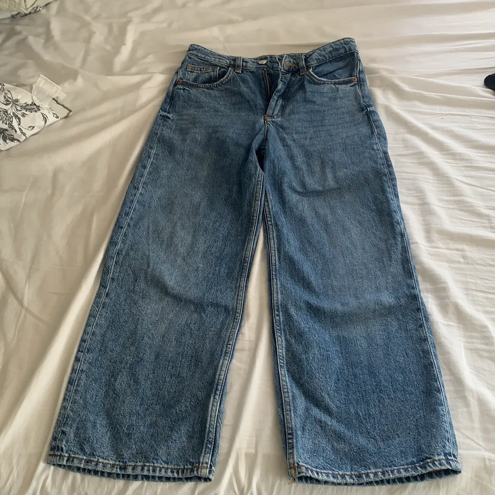 Säljer de här byxorna för att de är väldigt korta på mig som ni ser på bilden, jag är ca 160cm så får ni en lite uppfattning om hur korta de är♥️♥️♥️ det är faktiskt den ända anledningen jag säljer dem för, dem har bra kvalitet, dem är lite slitna längst ner bara.💞💞💞. Jeans & Byxor.