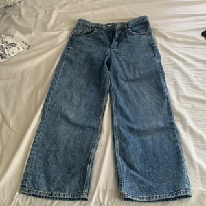 Ett par jeans från monki storlek:25/s - Säljer de här byxorna för att de är väldigt korta på mig som ni ser på bilden, jag är ca 160cm så får ni en lite uppfattning om hur korta de är♥️♥️♥️ det är faktiskt den ända anledningen jag säljer dem för, dem har bra kvalitet, dem är lite slitna längst ner bara.💞💞💞